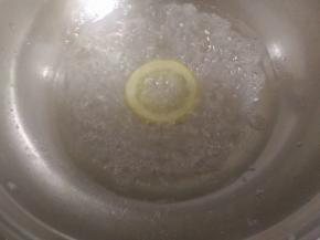 电磁炉开1000°，将冰糖煮至融化，