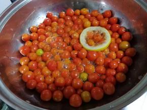 电磁炉的温度调至800°，熬煮。