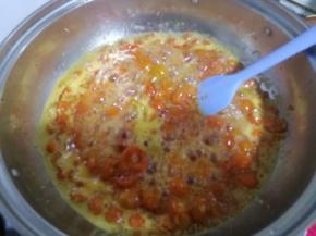 一边煮一边用刮刀将苦菇娘压碎，这个时候，改用小火熬。上面的浮沫一定要p掉。