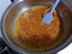 用刮刀不停的搅拌，以防糊底。