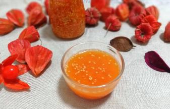 熬好的果酱倒入温开水冲一杯果汁。微苦甘甜~美美哒！