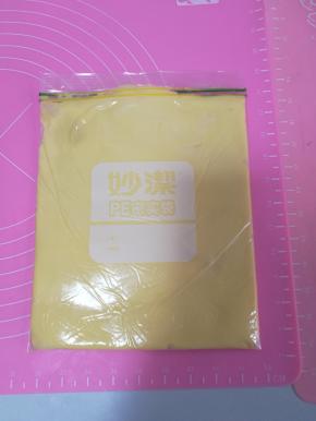 280克黄油装入保鲜袋擀成片冷冻备用。