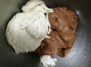 这时把中种面团放入揉好可可面团一起揉。