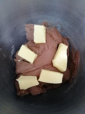 最后放入软化好的黄油（30克）厨师机揉10分钟。面包机也可以。