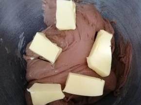 最后放入软化好的黄油（30克）厨师机揉10分钟。面包机也可以。