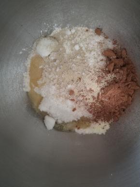 主面团除了黄油其他原料用厨师机揉成面团。