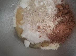 主面团除了黄油其他原料用厨师机揉成面团。