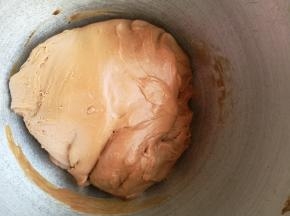 不用揉出手套膜。八分膜即可。撕开有圆洞。