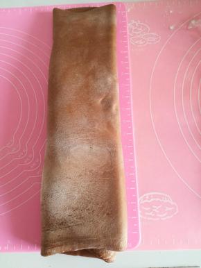 再叠起冷冻松弛20分钟。适当撒些面粉防沾。