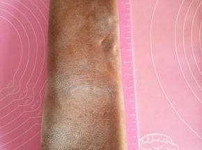 再叠起冷冻松弛20分钟。适当撒些面粉防沾。