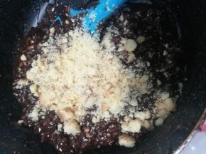 最后放入饼干碎。其实不放饼干碎也可以。我是做的玛格丽特饼干剩下了就给放里面了，没想味道更好吃。还能起到凝固作用。拌好后分成一个个手指粗细大小。冷藏备用。想快些凝固放入冷冻15分钟左右。