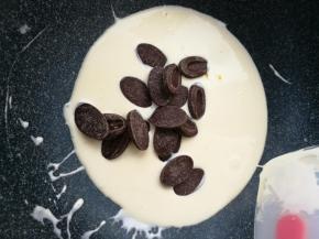 奶油，黄油，巧克力隔水划开。装入裱花袋。