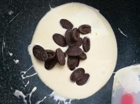 奶油，黄油，巧克力隔水划开。装入裱花袋。