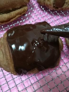 等待面包凉透，淋在面包上。