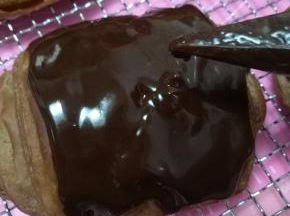 等待面包凉透，淋在面包上。