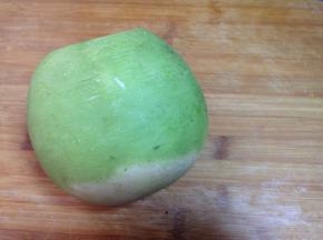 心里美萝卜去根洗净