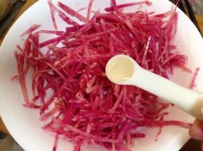 来一勺蜂蜜拌匀