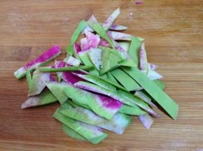 下面萝卜皮登场：萝卜皮切粗丝