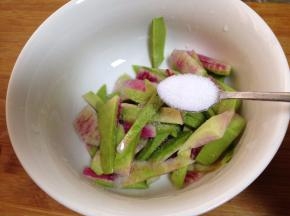 萝卜皮入碗加入盐杀水5分钟