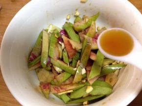 1小勺苹果醋和少许香油拌匀