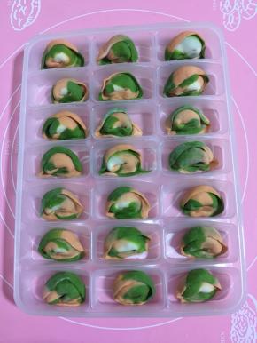 可以多包一点儿放在饺子盒里，放入冰箱冷冻保存。吃的时候直接取出来煮就可以了！