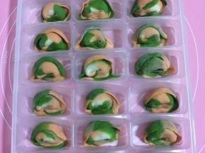 可以多包一点儿放在饺子盒里，放入冰箱冷冻保存。吃的时候直接取出来煮就可以了！