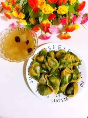 搭配一碗红枣银耳雪梨汤，边吃边喝真惬意。