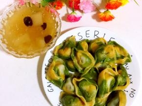 搭配一碗红枣银耳雪梨汤，边吃边喝真惬意。