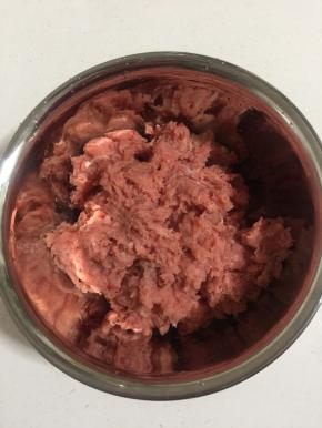 肥瘦适中的瘦肉洗净，用料理机打成肉糜备用。