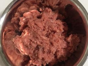 肥瘦适中的瘦肉洗净，用料理机打成肉糜备用。
