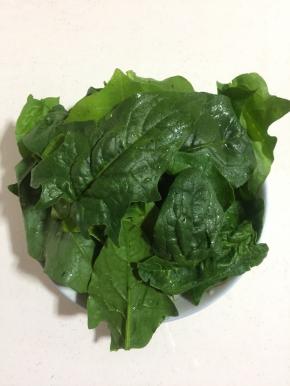 取200克的菠菜叶子清洗干净备用。