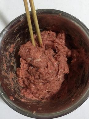 多次少量的加入适量的葱姜花椒水，顺时针方向搅拌上劲儿。