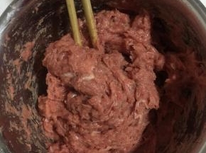 多次少量的加入适量的葱姜花椒水，顺时针方向搅拌上劲儿。