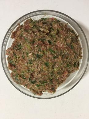 调好的馅儿包上保鲜膜，放在冰箱冷藏半个小时。