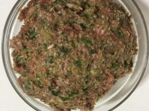 调好的馅儿包上保鲜膜，放在冰箱冷藏半个小时。