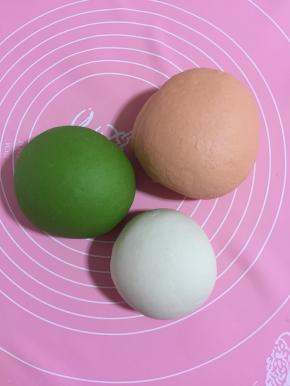 菠菜汁加入适量的面粉揉成光滑的面团，胡萝卜汁儿加入适量的面粉揉成光滑的面团，再揉一个白色面团，盖上保鲜膜醒30分钟。