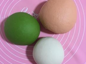 菠菜汁加入适量的面粉揉成光滑的面团，胡萝卜汁儿加入适量的面粉揉成光滑的面团，再揉一个白色面团，盖上保鲜膜醒30分钟。