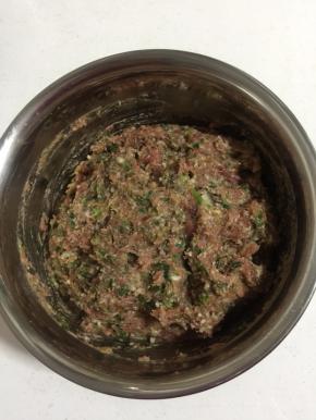 加入香菇末和葱末搅拌均匀。