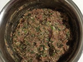 加入香菇末和葱末搅拌均匀。