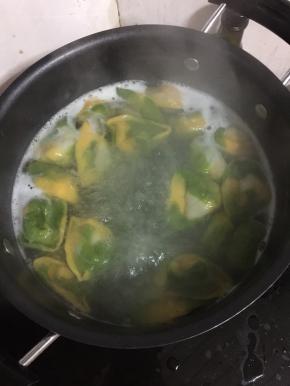 水烧开放入包好的饺子煮2分钟左右即可。（中途加2次冷水，煮到饺子全部飘起来就表示饺子煮熟啦。）