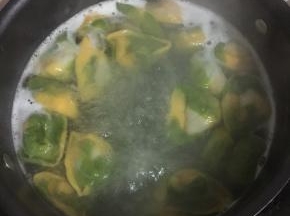 水烧开放入包好的饺子煮2分钟左右即可。（中途加2次冷水，煮到饺子全部飘起来就表示饺子煮熟啦。）