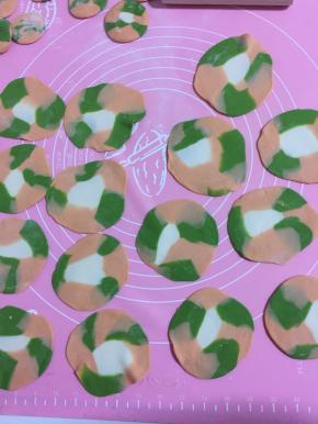 用手按压一下，擀成中间稍后边缘薄的饺子皮。