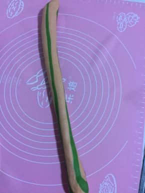 拉长或者滚成面挤子粗细的长条。