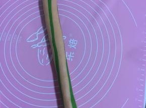 拉长或者滚成面挤子粗细的长条。