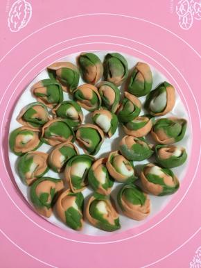 取一个擀好的饺子皮，包上适量的馅儿，包上自己喜欢的样子即可。我包的是元宝饺子。