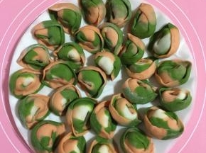 取一个擀好的饺子皮，包上适量的馅儿，包上自己喜欢的样子即可。我包的是元宝饺子。