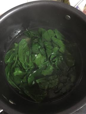 水烧开加入少许盐和几滴油，放入菠菜叶子焯水10秒钟即可。（菠菜叶子焯水的时候加入少许盐和油可以使菠菜颜色更碧绿，做出来的饺子煮熟后颜色好看。）