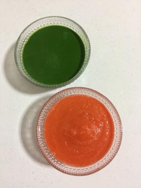 焯好水的菠菜放进料理机打成糊，胡萝卜切小丁加少许的水放进料理机打成糊备用。