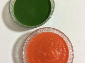 焯好水的菠菜放进料理机打成糊，胡萝卜切小丁加少许的水放进料理机打成糊备用。