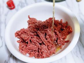 将牛肉糜翻去器具中，加入料酒。